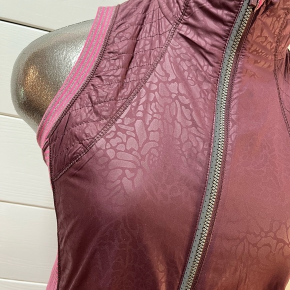 ❣️LULULEMON - Burgundy Rebel Runner Vest - Size 6 - Picture 7 of 10